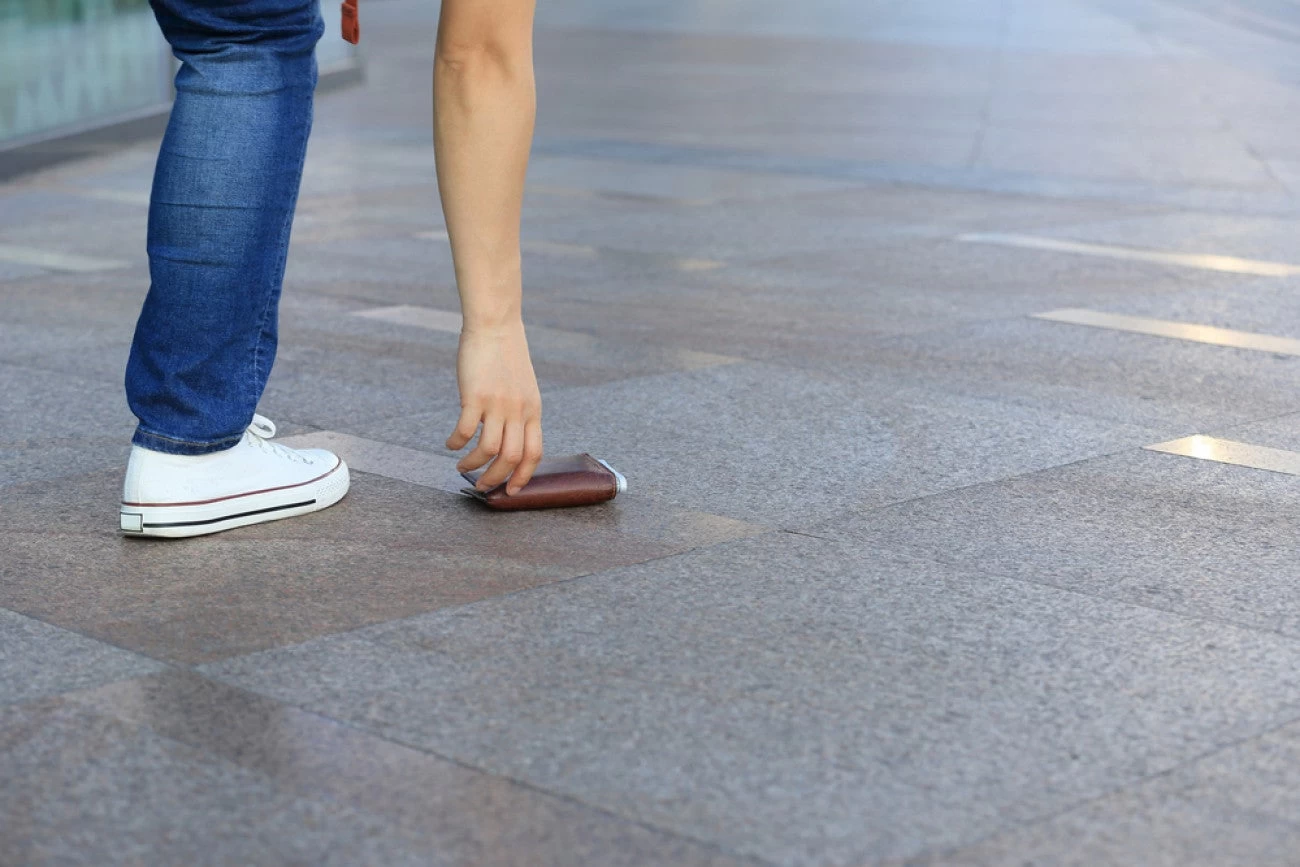 Στρατιωτικός βρήκε «χρυσό» πορτοφόλι Τούρκου και το παρέδωσε στην Αστυνομία – Δεν δέχθηκε τα νόμιμα εύρετρα